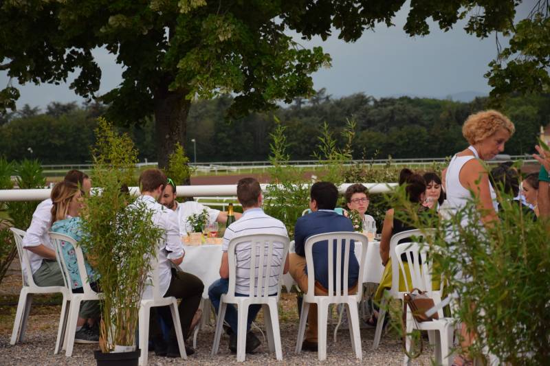 Invitation clients lors d'une réunion de courses hippiques sur les hippodromes de Lyon
