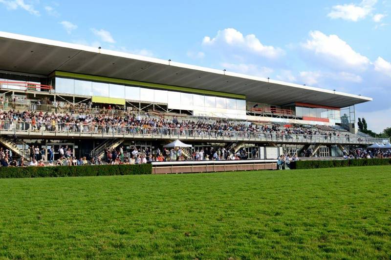 tribune gradin hippodrome parilly exterieur